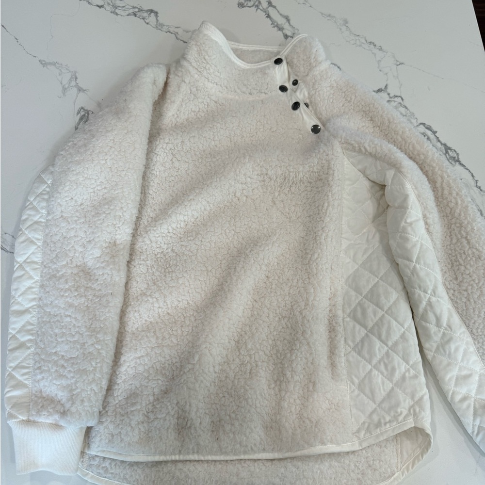 Abercrombie white Sherpa. Size medium. Very soft and warm. Quilting detail